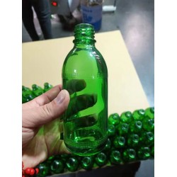 *瓶，綠色*瓶，綠色玻璃瓶子